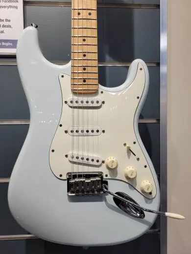 SQUIER DLX STRAT MN DAPHNE BLUE 2