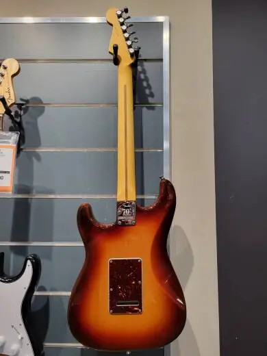 FENDER 70TH ANNIV AM PRO II STRAT COMET 2