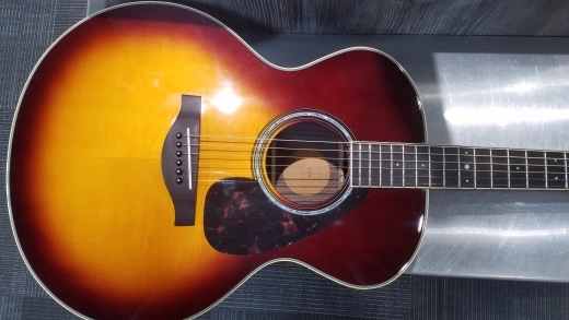 Yamaha LJ6ARE Brown Sunburst w/ Case 5