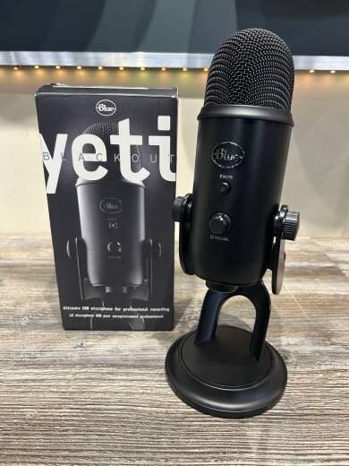 Blue Microphones Yeti Blackout USB Multi-Pattern Condenser