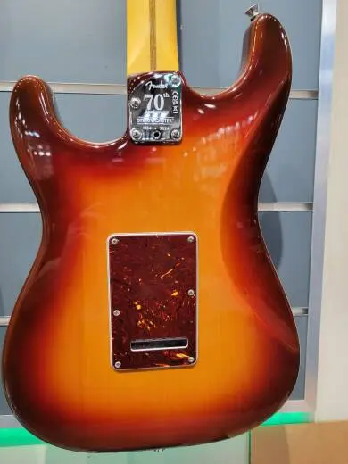 FENDER 70TH ANNIV AM PRO II STRAT COMET 2