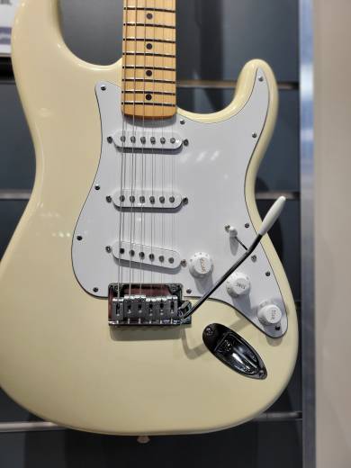 Fender Standard Stratocaster, Maple Fingerboard With White