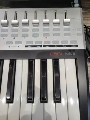 Novation - REM 25 SL MK2 2