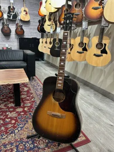 GIBSON SJ DLX - EARLY TO MID 70'S