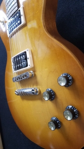 GIBSON LP TRIBUTE SATIN HONEYBURST 5