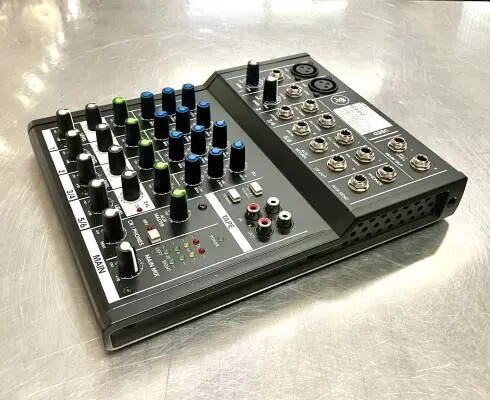 Mackie MIX8 6 channel mixer 2