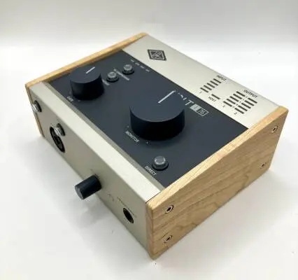 Universal Audio UA-VOLT176  USB recording interface 2