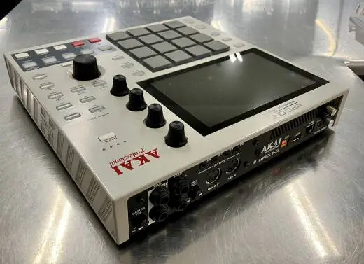 Akai MPC ONE RETRO music production sampler/sequencer 2