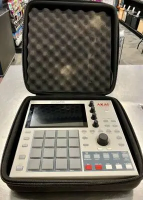Akai MPC ONE RETRO music production sampler/sequencer 2