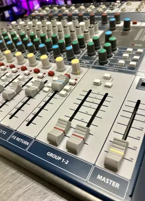 Soundcraft Signature 12 input mixer 2