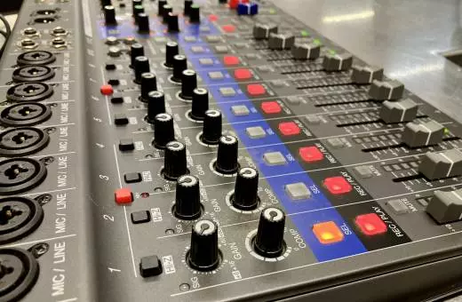 Zoom LIVETRAK L-12 track mixer/recorder 2