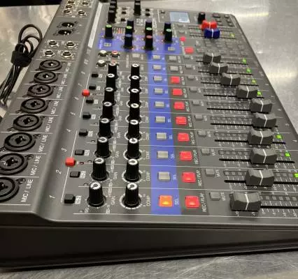 Zoom LIVETRAK L-12 track mixer/recorder 2