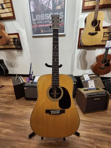 Martin Guitars - D-28 2017