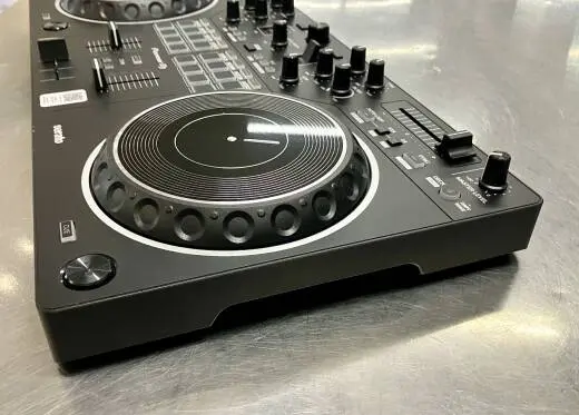 Pioneer DDJ-REV1 controller 2