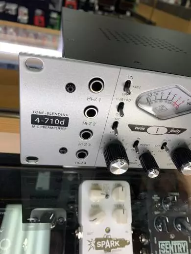 Universal Audio - 4-710D 2