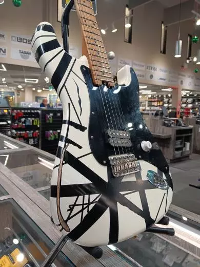 EVH - Striped Series '78 Eruption, Maple Fingerboard - White with Black Stripes Relic 2