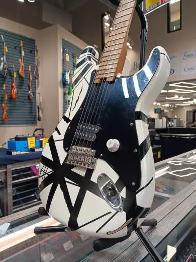 EVH - Striped Series '78 Eruption, Maple Fingerboard - White with Black Stripes Relic 2