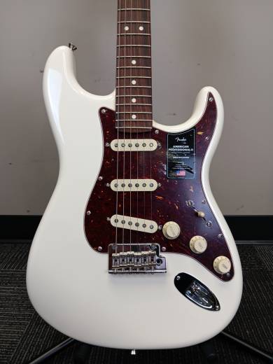 Fender - American Professional II Stratocaster, Rosewood Fingerboard - Olympic White 2
