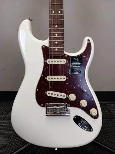 Fender - American Professional II Stratocaster, Rosewood Fingerboard - Olympic White 2