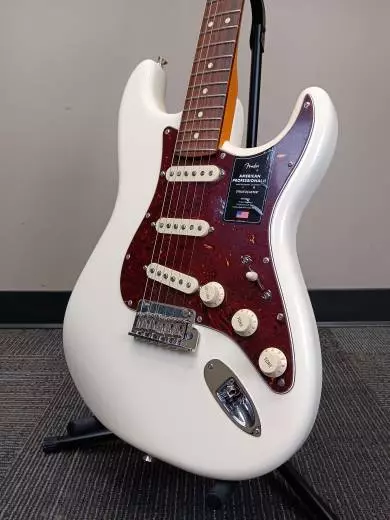 Fender - American Professional II Stratocaster, Rosewood Fingerboard - Olympic White 2