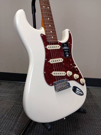 Fender - American Professional II Stratocaster, Rosewood Fingerboard - Olympic White 2