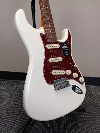 Fender - American Professional II Stratocaster, Rosewood Fingerboard - Olympic White 2
