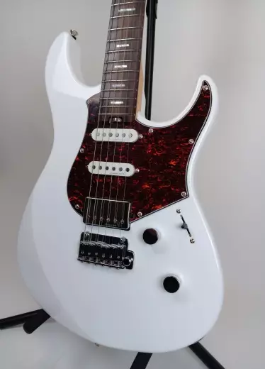 Yamaha - Pacifica Professional with Rosewood Fretboard Electric Guitar - Shell White 5