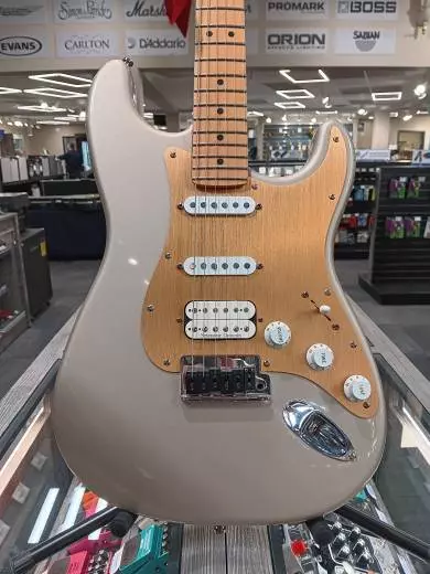 Fender - Lone Star Stratocaster - Shoreline Gold 2