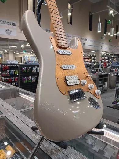 Fender - Lone Star Stratocaster - Shoreline Gold 2