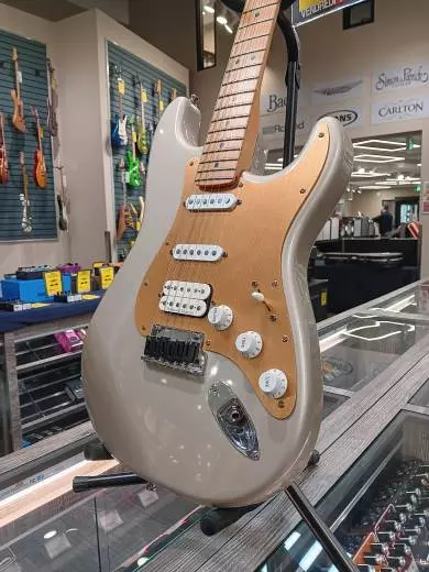 Fender - Lone Star Stratocaster - Shoreline Gold 2