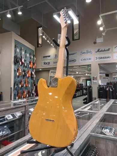Fender - American Elite Telecaster, Maple Fingerboard, Butterscotch Blonde 2