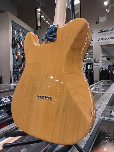 Fender - American Elite Telecaster, Maple Fingerboard, Butterscotch Blonde 2