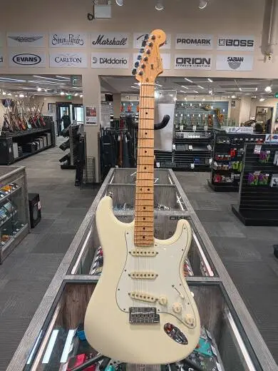 Fender - American Professional Stratocaster Maple Fingerboard - Olympic White