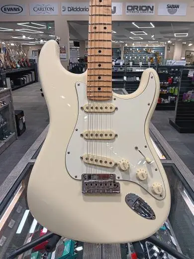 Fender - American Professional Stratocaster Maple Fingerboard - Olympic White 2