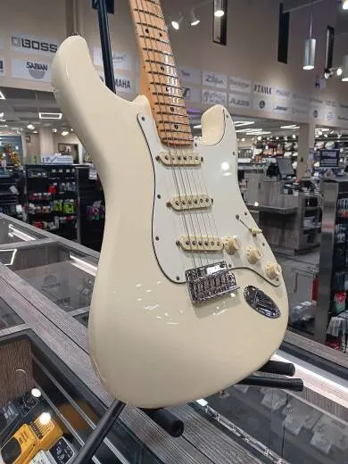 Fender - American Professional Stratocaster Maple Fingerboard - Olympic White 2