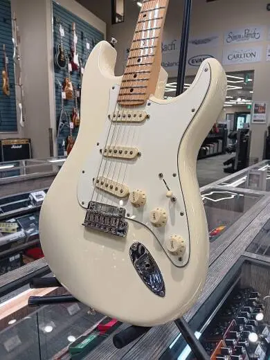 Fender - American Professional Stratocaster Maple Fingerboard - Olympic White 2