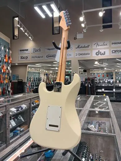 Fender - American Professional Stratocaster Maple Fingerboard - Olympic White 2