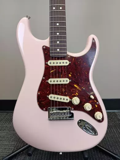 Fender - Limited Edition American Professional II Stratocaster - Shell Pink 2