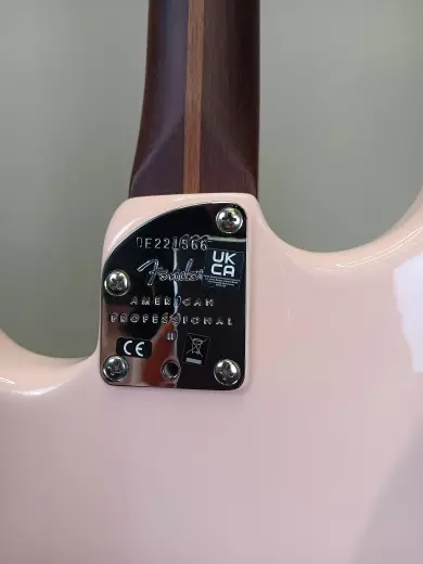 Fender - Limited Edition American Professional II Stratocaster - Shell Pink 2