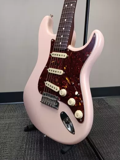 Fender - Limited Edition American Professional II Stratocaster - Shell Pink 2