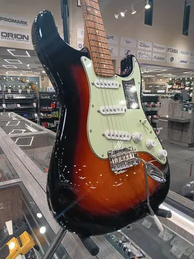 Fender - Limited Edition Player Stratocaster with Roasted Pau Ferro Fingerboard - 3-Tone Sunburst 2