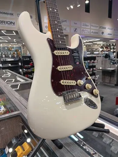 Fender - American Professional II Stratocaster, Rosewood Fingerboard - Olympic White 2