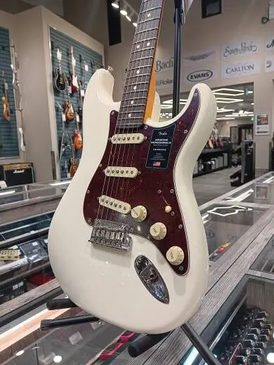 Fender - American Professional II Stratocaster, Rosewood Fingerboard - Olympic White 2