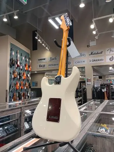 Fender - American Professional II Stratocaster, Rosewood Fingerboard - Olympic White 2