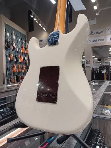 Fender - American Professional II Stratocaster, Rosewood Fingerboard - Olympic White 2