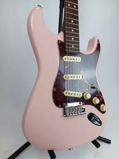 Fender - Limited Edition American Professional II Stratocaster - Shell Pink 5