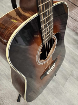 Martin Guitars - D-28 SUNBURST 3