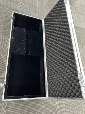 FLIGHT CASE FOR 000 STYLE GUITAR