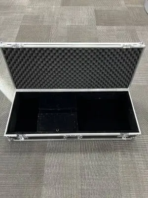 FLIGHT CASE FOR 000 STYLE GUITAR 2