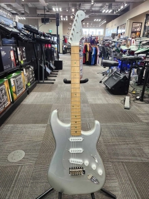 Store Special Product - Fender - H.E.R. STRAT MN CHRM GLW